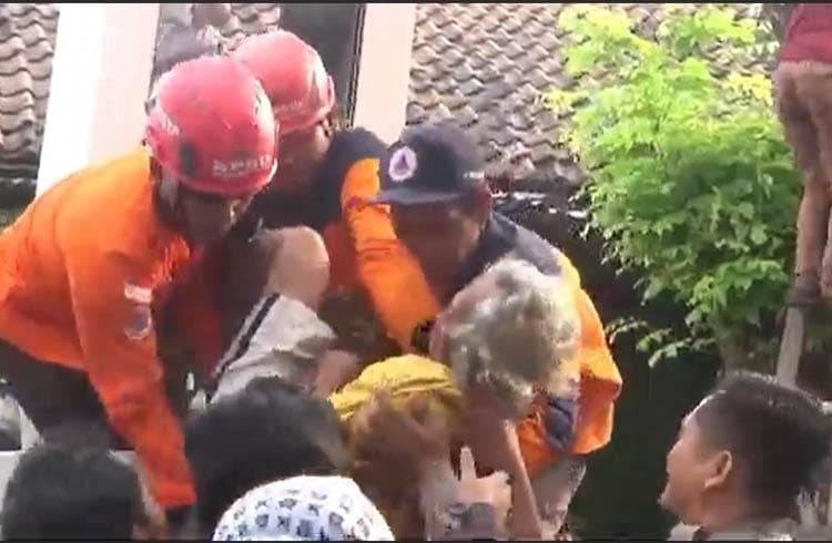 Nganjuk Gempar, Lansia Pingsan di Atas Pohon Setinggi 7 Meter Nganjuk Gempar, Lansia Pingsan di Atas Pohon Setinggi 7 Meter