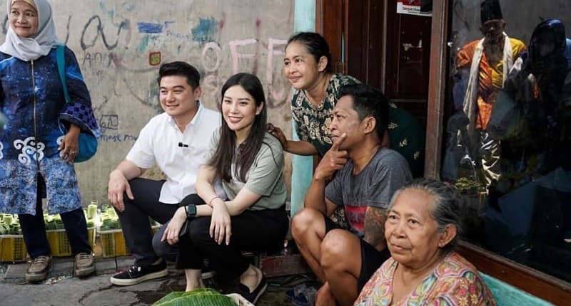 Potret Keseruan Angela Tanoesoedibjo dan Chef Arnold Kunjungi Kampung Lontong di Surabaya