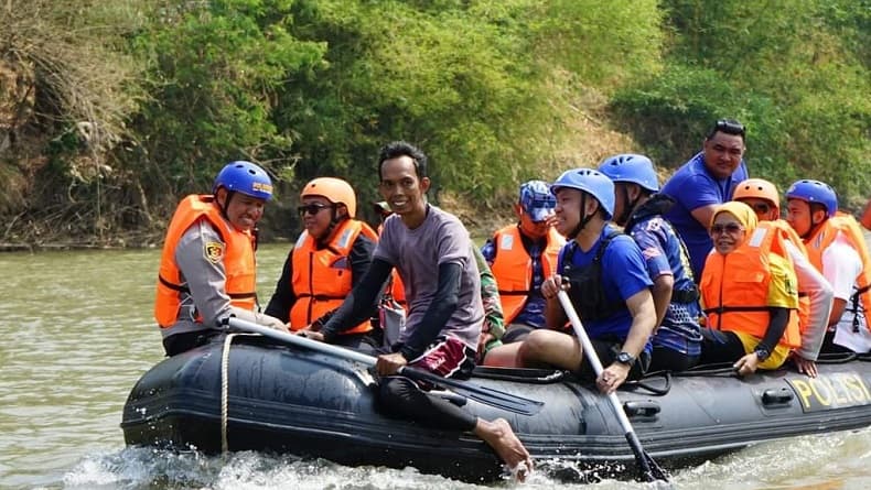 Bupati Sukabumi Pastikan Sampah Tekstil di Pantai Cibutun Berasal dari Laut
