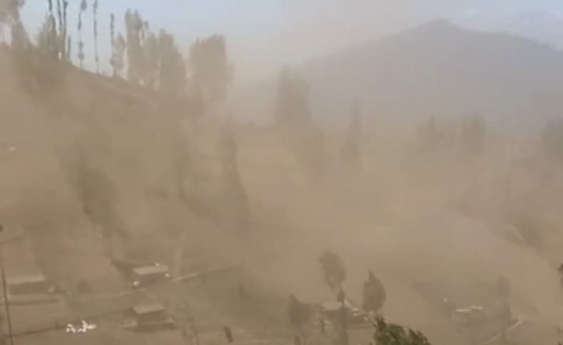 Viral Angin Mirip Puting Beliung Terbangkan Debu di Gunung Bromo, Ini Penjelasan BMKG
