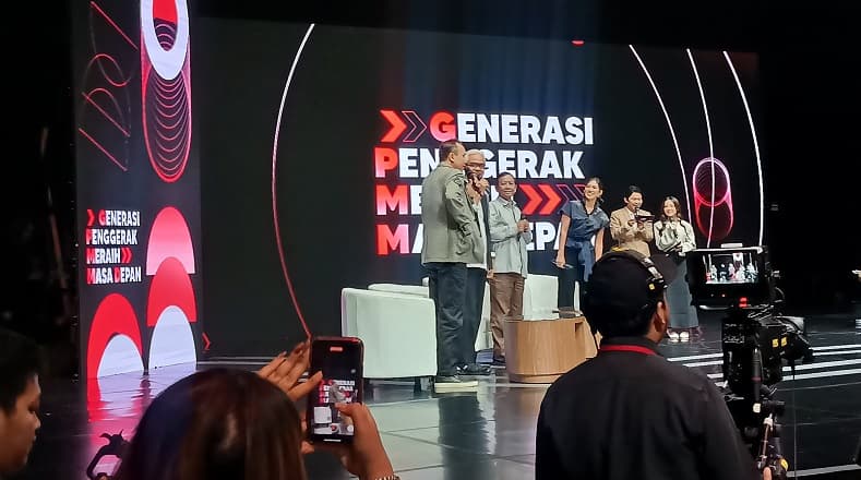 Momen Kocak Ganjar Pranowo Pakai Kacamata Mahfud MD di Acara GPMMD