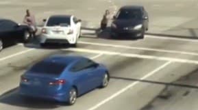 Viral Seorang Wanita Berusaha Hentikan Mobil Pengemudinya Pingsan di Jalan