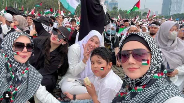 Potret Mulan Jameela Ikut Aksi Bela Palestina di Monas, Sampai Rela Ajak Anaknya