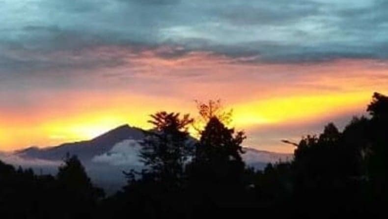 Lirik Lagu Bentang Manglayang, Suasana Batin Pasangan Dimadu Kasih