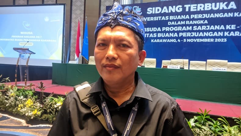 Cerita Haru Office Boy Universitas Buana Perjuangan Karawang, Lulus Sarjana di Usia Paruh Baya