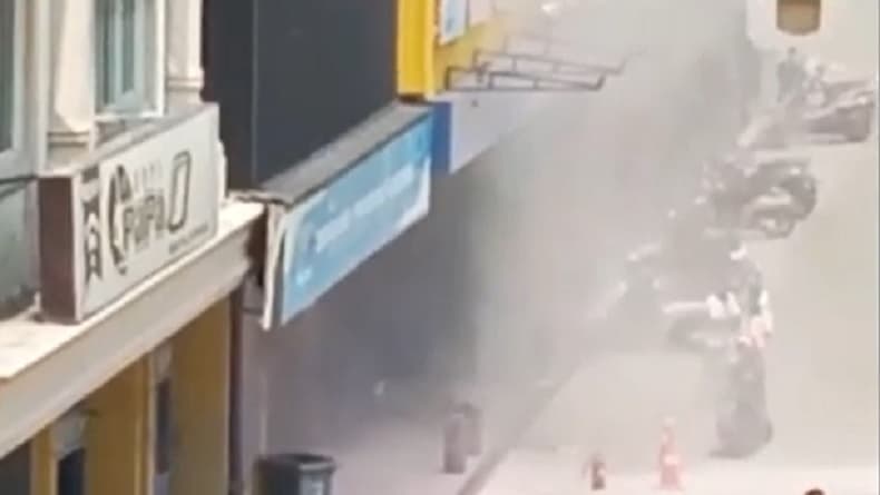 KWH Meteran Listrik Toko Aksesoris HP Meledak, Pengunjung Panik Berlarian Keluar KWH Meteran Listrik Toko Aksesoris HP Meledak, Pengunjung Panik Berlarian Keluar