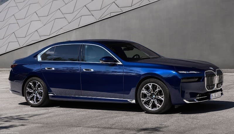 Mobil Sedan Termewah BMW Tak Perlu Lagi Pakai Sopir, Ini Faktanya