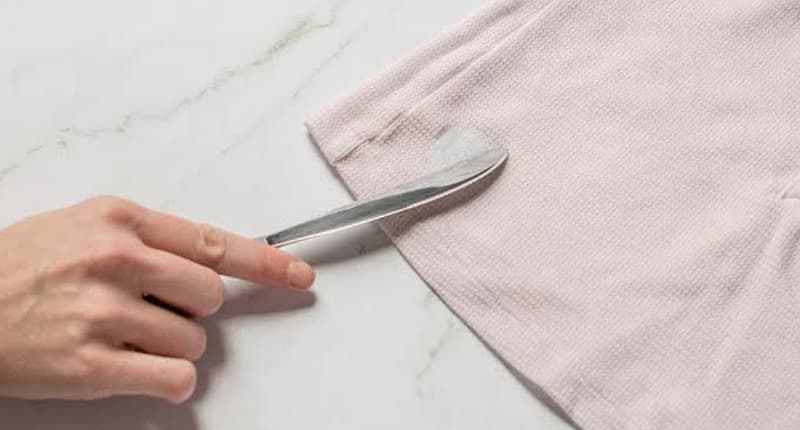 5 Cara Menghilangkan Bekas Lem di Baju, Pakai Cuka hingga Es Batu