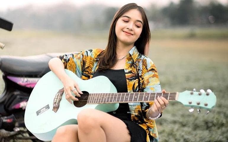 Profil dan Biodata Putri Kristya, Penyanyi Cantik Bertalenta asal Karanganyar dengan Suara Merdu