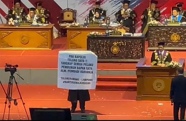 Viral Mahasiswa Bentangkan Poster Minta Kapolri Usut Pembunuh Ayahnya, Ini Respons Kampus UM  
