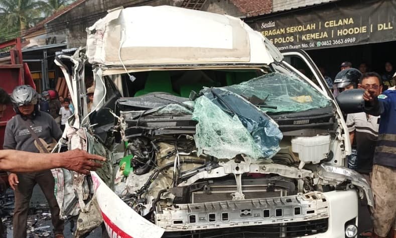 Kecelakaan di Malang, Mobil Ambulans Adu Banteng dengan Truk Oksigen, 3 Orang Luka Kecelakaan di Malang, Mobil Ambulans Adu Banteng dengan Truk Oksigen, 3 Orang Luka