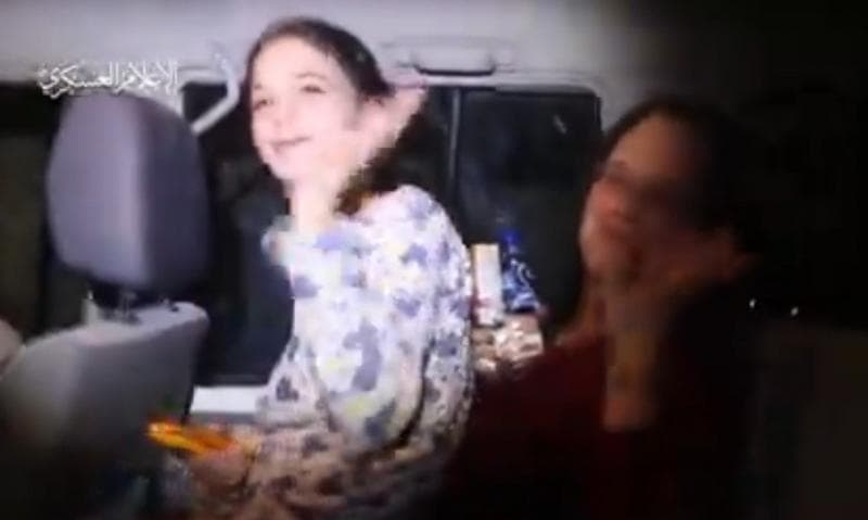 Viral! Video Tawanan Israel Melambai dan Tersenyum pada Pejuang Hamas saat Dibebaskan