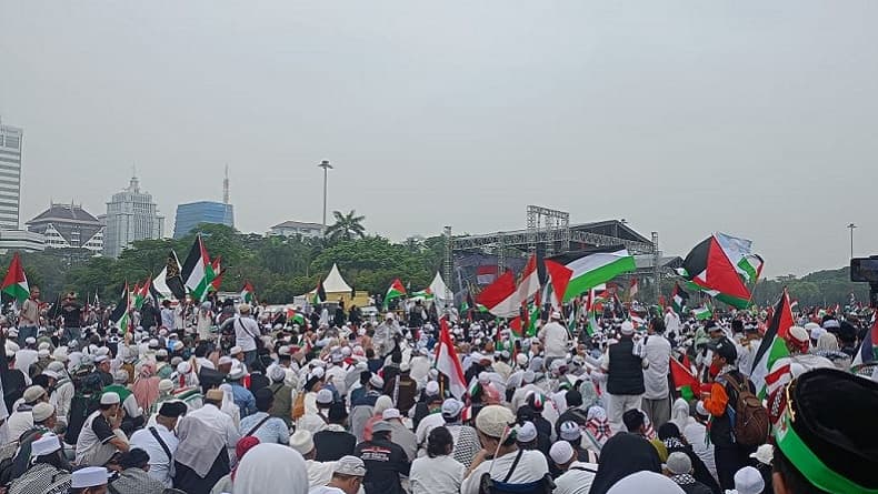 Merinding, Ribuan Umat Muslim Gemakan Free Palestine dalam Aksi Solidaritas di Monas Merinding, Ribuan Umat Muslim Gemakan Free Palestine dalam Aksi Solidaritas di Monas
