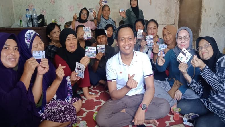 Caleg Partai Perindo Arief Santoso Sapa Warga Mandalajati Bandung, Bagikan Sembako dan Kalender