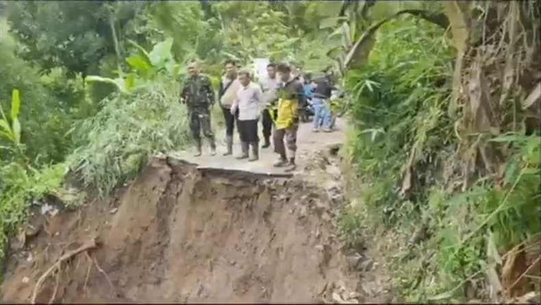 Longsor Terjang Sindangkerta KBB, Jalan Cililin-Ciwidey Terputus 