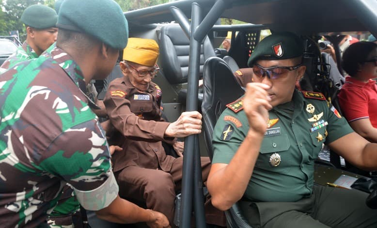 Momen Komandan Banteng Raider Sopiri Sanjoto Penguji SIM Jenderal Ahmad Yani Keliling Markas