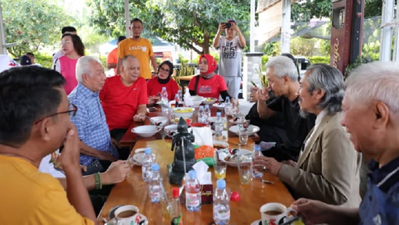 Ganjar Sarapan di Depot Miki Balikpapan, Santap Soto Banjar hingga Telur Setengah Matang