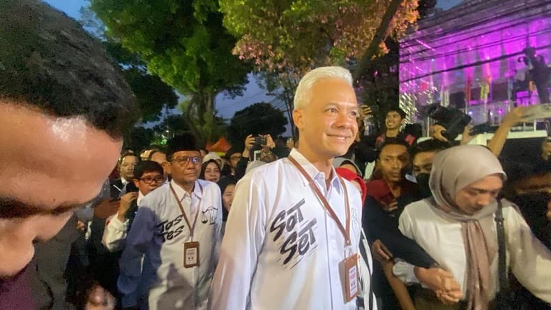 Debat Capres 2024, Ganjar-Mahfud Pakai Sepatu Buatan Anak Bangsa Pijak Bumi