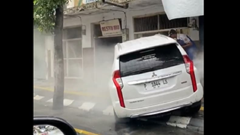 Kecelakaan di Jember, Pajero Sport Tabrak Toko Jamu