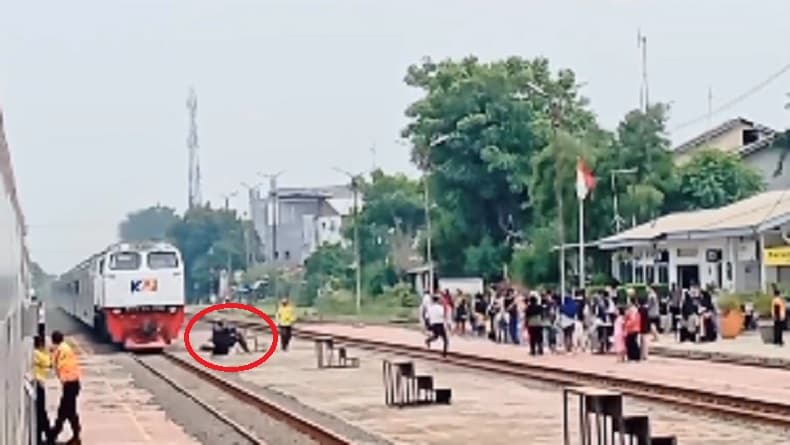 Viral Video Detik-Detik Pria Nyaris Tertabrak Kereta di Stasiun Kosambi, Sempat Terjatuh