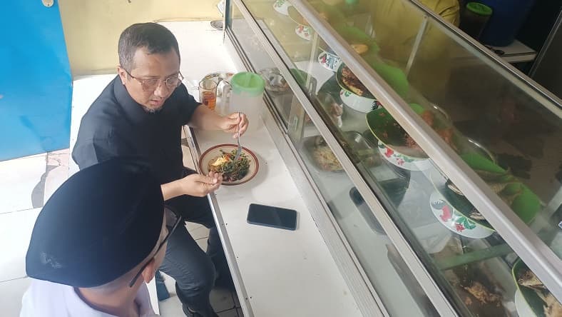 Kesederhanaan Caleg Perindo Ustaz Yusuf Mansur dan Wahyu Nur Iman, Makan di Warteg Pinggir Jalan
