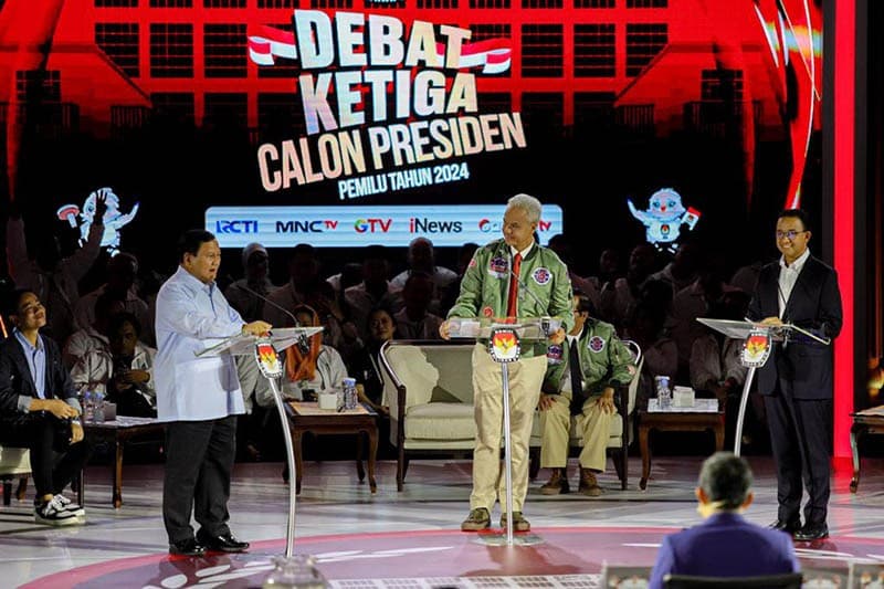 Momen Ganjar Dipuji Prabowo dalam Debat Ketiga Capres Momen Ganjar Dipuji Prabowo dalam Debat Ketiga Capres