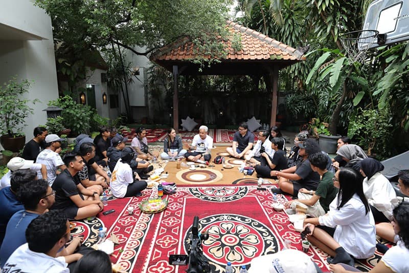 Ganjar Pakai Kaus Gambar Penguin Temui Anak Muda Jaksel, Lesehan Diskusi soal Program