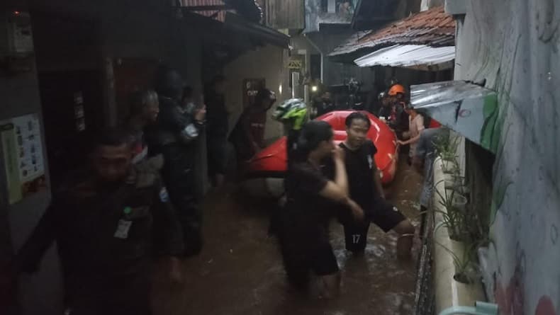 Braga Bandung Banjir Diterpa Hujan Deras, Puluhan Warga Mengungsi Braga Bandung Banjir Diterpa Hujan Deras, Puluhan Warga Mengungsi
