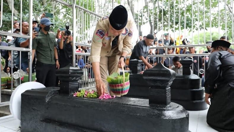 Ziarahi Makam Eyang Suro Pendiri PSHT, Ganjar: Sekarang Organisasinya Diperhitungkan