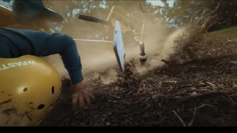 Apple Pamer Ketangguhan iPhone 15 dalam Iklan Terbaru, Mampu Selamat dari Serangan Burung