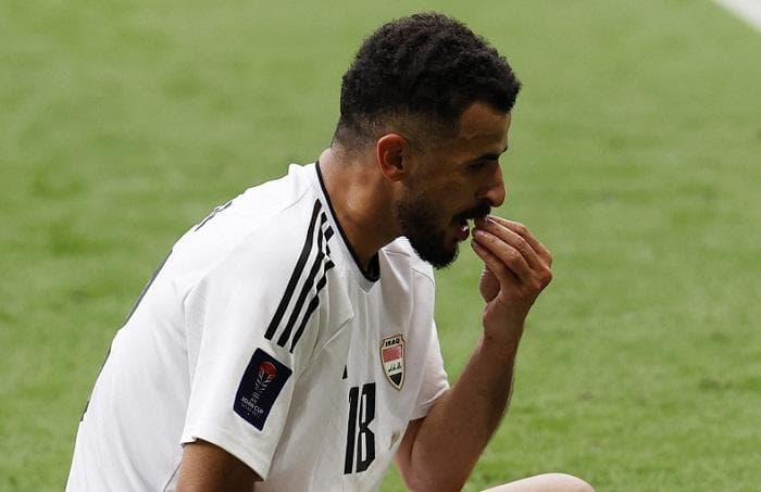 Striker Irak Aymen Hussein Kartu Merah Gegara Selebrasi Makan, Kenapa?