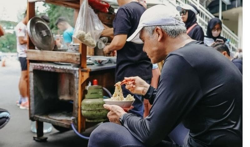Ganjar Pranowo Santap Mie Ayam Gerobak Jelang Debat Terakhir, Netizen Kagum