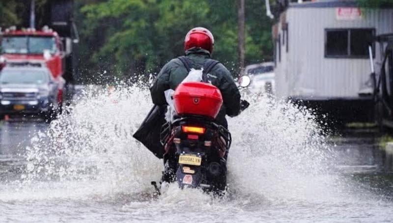 Jangan Anggap Enteng, Ini Bahaya Pakai Jas Hujan Ponco bagi Pengendara Motor
