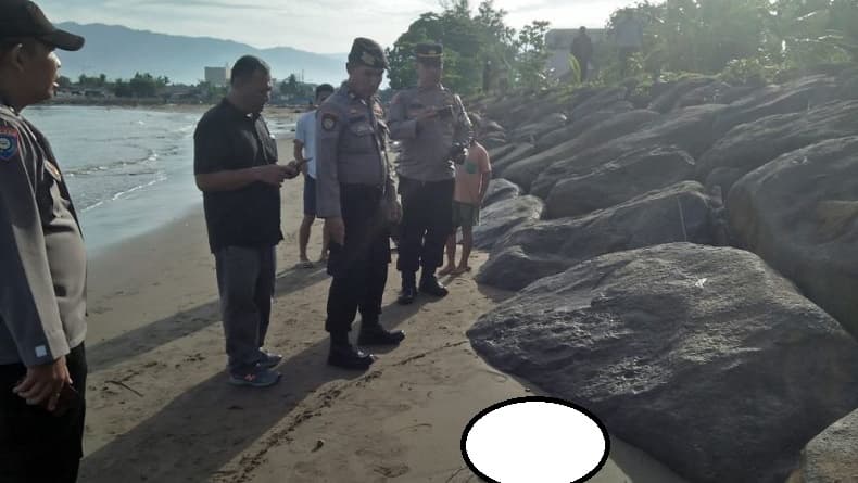 Geger, Mayat Bayi Ditemukan di Pantai Belakang Kampus Bung Hatta Padang Geger, Mayat Bayi Ditemukan di Pantai Belakang Kampus Bung Hatta Padang