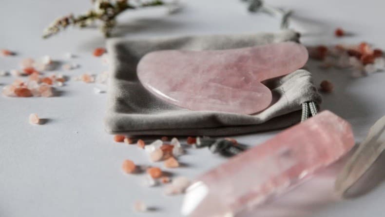 Gua Sha Disebut Bisa Tiruskan Wajah, Cek Fakta Ini!