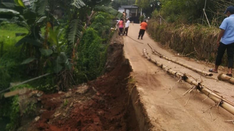 Jalur Tarikolot-Pakansari Bogor Longsor, Akses Warga Terganggu Jalur Tarikolot-Pakansari Bogor Longsor, Akses Warga Terganggu