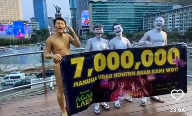 Bayar Nazar, Pemain Film Agak Laen Berubah Jadi Manusia Silver di Bundaran HI 