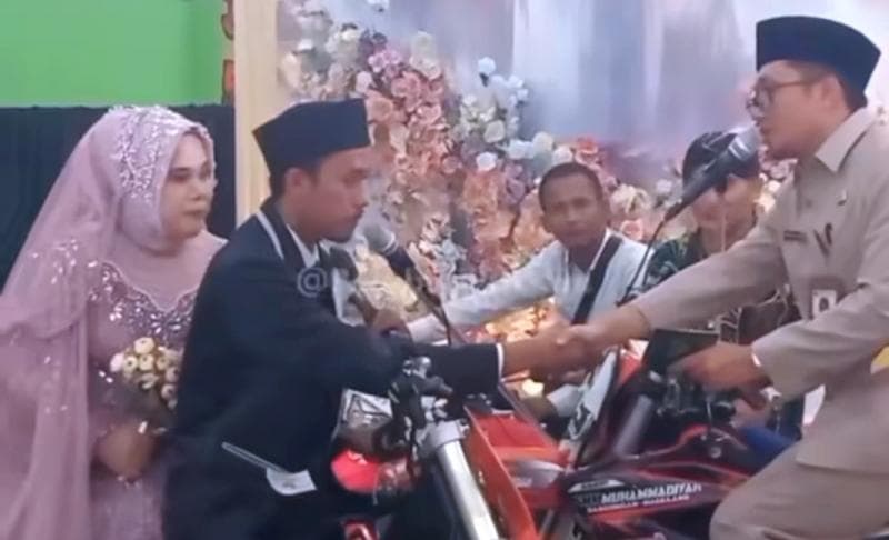 Heboh Pasangan Ini Akad Nikah di Atas Motor Trail, Begitu Teriak Sah Gas Digeber