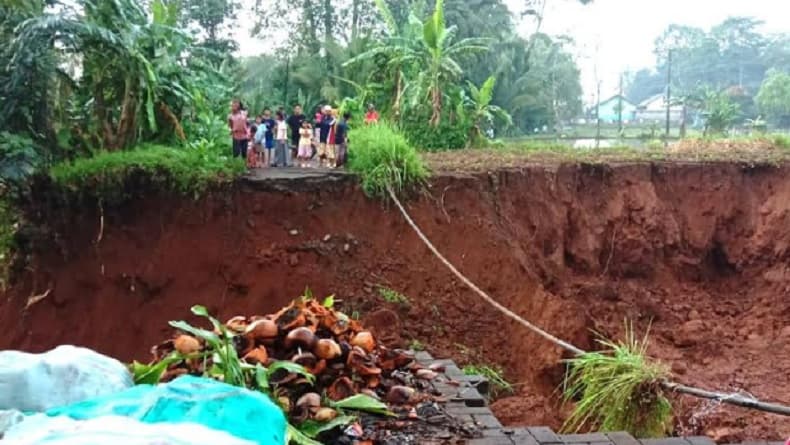 Hujan Deras, Jalan Utama Menuju Pasar Menes Pandeglang Tergerus Longsor