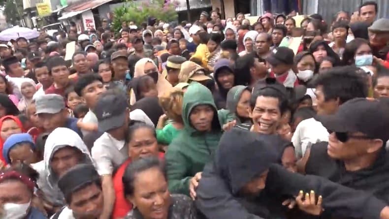 Pembagian Zakat di Makassar Ricuh, Warga Terjepit hingga Pingsan