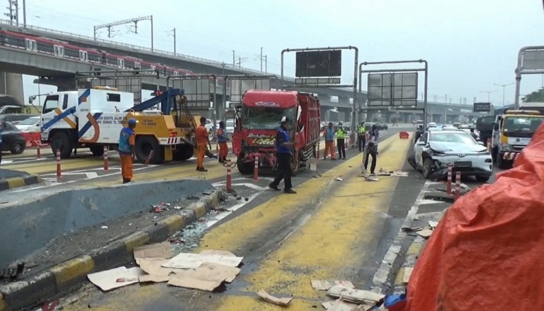 Sopir Truk Ngaku Serempet dan Tabrak Mobil Sebelum Kecelakaan Beruntun di Gerbang Tol Halim