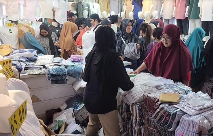 Omzet Pedagang Baju di Pasar Tanah Abang Naik 80 Persen Jelang Lebaran
