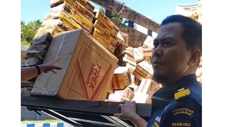 TNI AL Labuan Bajo Gagalkan Peredaran Rokok Ilegal Senilai Rp2,49 Miliar di Pelabuhan