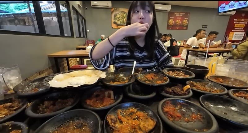 Viral YouTuber Korea Tzuyang Mukbang 28 Menu Makanan Khas Indonesia