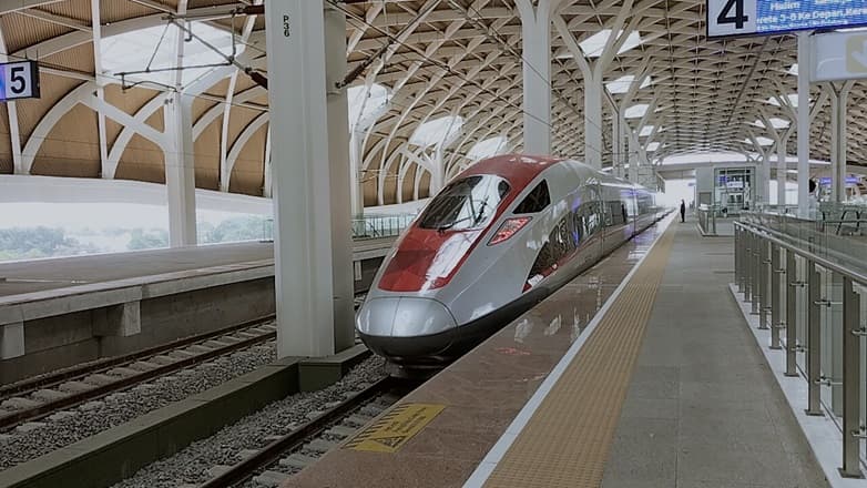 Viral Kereta Cepat Whoosh Bocor di Stasiun Tegalluar, Begini Penjelasan KCIC