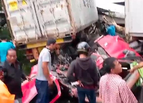 Kecelakaan Beruntun Truk Kontainer Tabrak 3 Kendaraan di Pasuruan, 3 Orang Tewas