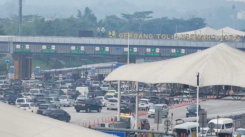 Arus Mudik Meningkat, 13.000 Kendaraan Melintas di GT Cikampek Utama dalam 2 Jam