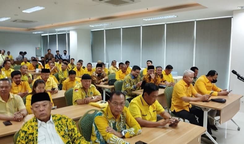 Bobby Nasution Hadiri Pengarahan Balon Kepala Daerah Golkar, Pakai Batik Kuning