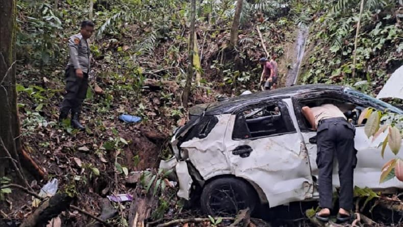 Mobil Pemudik yang Ditumpangi Satu Keluarga Masuk Jurang di Lampung, Ada Bayi