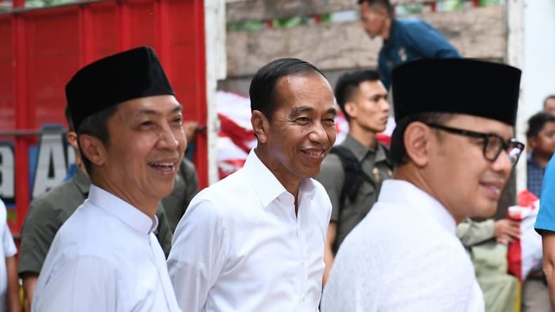 Presiden Jokowi Bagikan Sembako di Sekitar Istana Bogor, Warga Antusias